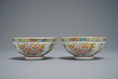 Une paire de bols aux symboles tao&iuml;stes en porcelaine de Chine famille rose, marque de Guangxu, 19/20&egrave;me