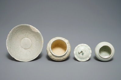 Trois bols et petits vases en gr&egrave;s de Qingbai et &agrave; gla&ccedil;ure grise, Chine, Song et Ming