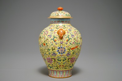 Un vase couvert en porcelaine de Chine famille rose, marque de Qianlong, 20&egrave;me