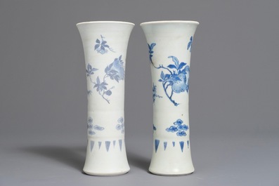 A pair of Chinese blue and white trumpet-shaped vases with floral design, Hatcher cargo, Transitional period