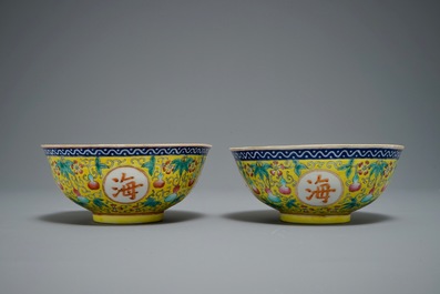 Une paire de bols en porcelaine de Chine famille rose sur fond jaune, marque de Guangxu, 19/20&egrave;me