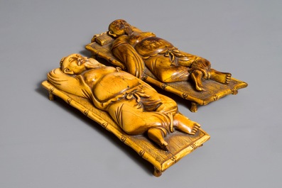 Een paar Chinese ivoren figuren van rustende mannen op een bed, 19e eeuw