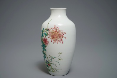 Un vase en porcelaine de Chine famille rose &agrave; d&eacute;cor d'un perroquet parmi fleurs, marque Ju Ren Tang, 20&egrave;me