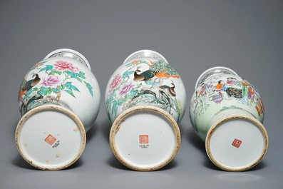 Trois vases en porcelaine de Chine famille rose, R&eacute;publique, 20&egrave;me