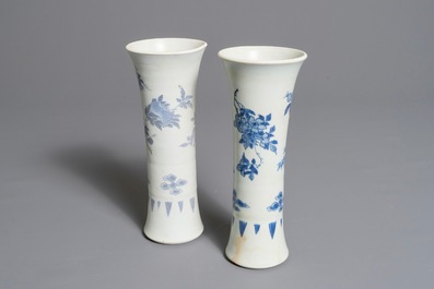 Une paire de vases du Hatcher cargo en porcelaine de Chine bleu et blanc, &eacute;poque Transition