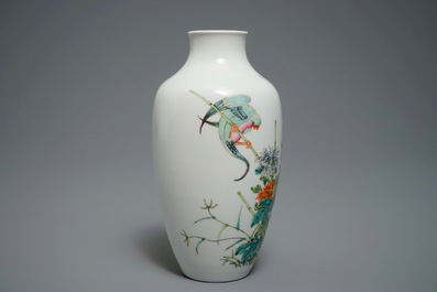 Un vase en porcelaine de Chine famille rose &agrave; d&eacute;cor d'un perroquet parmi fleurs, marque Ju Ren Tang, 20&egrave;me