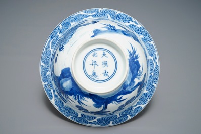 Een Chinese blauwwitte klapmutskom met een tijger en een draak, Chenghua merk, Kangxi