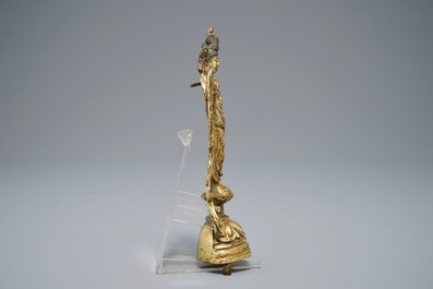 Een Chinese verguld bronzen figuur van Guanyin, Tang of later