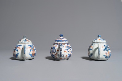 Drie Chinese Imari-stijl theepotten en deksels, Kangxi