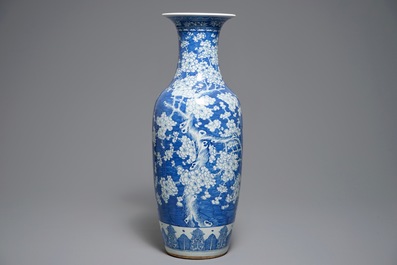 Un vase en porcelaine de Chine bleu et blanc aux fleurs de prunus, 19&egrave;me