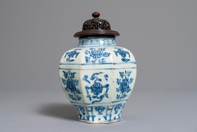 Een Chinese blauwwitte balustervaas met floraal decor, Ming