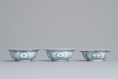 Trois bols de type klapmuts en porcelaine de Chine de type kraak, Wanli