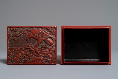 Twee Chinese dekseldozen in rood lakwerk, 19/20e eeuw