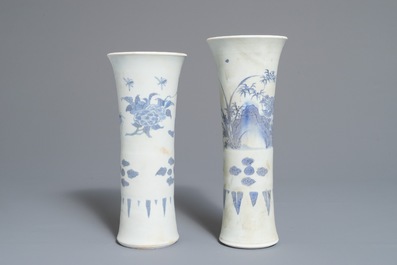 Twee Chinese blauwwitte trechtervormige vazen met floraal decor, Hatcher cargo, Transitie periode