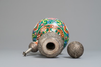 Un kendi en porcelaine de Chine famille rose &agrave; monture en argent pour le march&eacute; Peranakan ou Straits, 19&egrave;me