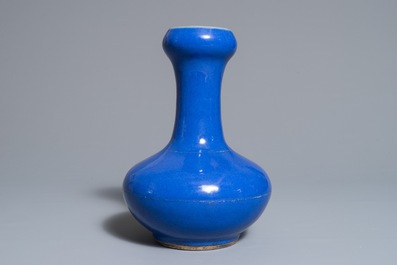Un vase de forme bouteille en porcelaine de Chine bleu monochrome, 19&egrave;me