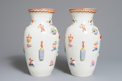 Une paire de vases en porcelaine de Chine famille rose &agrave; d&eacute;cor appliqu&eacute; d'antiquit&eacute;s, R&eacute;publique, 1&egrave;re moiti&eacute; du 20&egrave;me