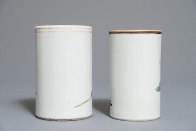 Deux pots &agrave; pinceaux, un vase et une jardini&egrave;re en porcelaine de Chine famille rose, 19/20&egrave;me