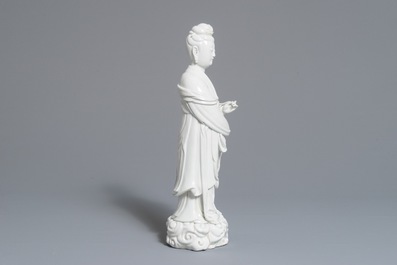 Een Chinese Dehua blanc de Chine Guanyin, 18e eeuw