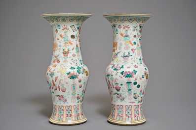 A pair of Chinese famille rose yenyen vases with design of antiquities, 19th C.