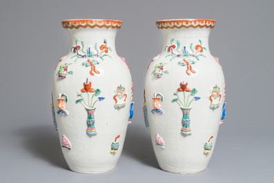 Une paire de vases en porcelaine de Chine famille rose &agrave; d&eacute;cor appliqu&eacute; d'antiquit&eacute;s, R&eacute;publique, 1&egrave;re moiti&eacute; du 20&egrave;me