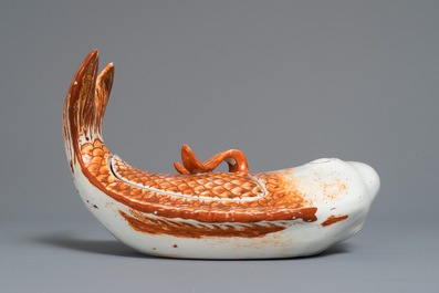 Une terrine couverte en forme de carpe en porcelaine de Chine rouge de fer et dor&eacute;, Qianlong