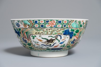 Un bol en porcelaine de Chine famille verte aux poissons, Kangxi