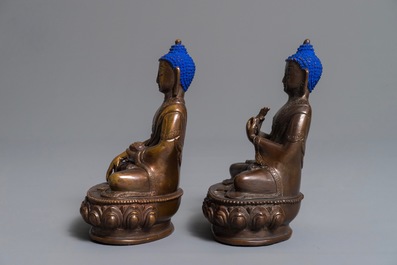 Twee Chinese verguld bronzen figuren van Boeddha Shakyamuni, 19/20e eeuw