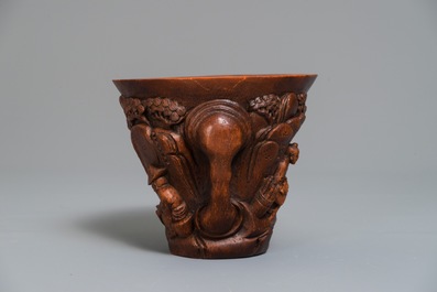 Een Chinese bamboe libation cup, 18/19e eeuw