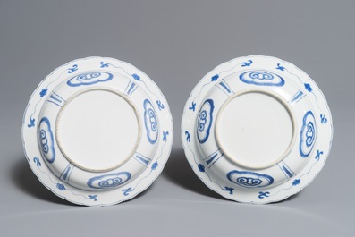 Une paire d'assiettes profondes en porcelaine de Chine bleu et blanc, Kangxi