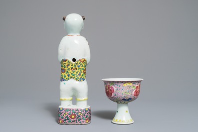 Un bol sur piedouche et une figure d'un Hoho en porcelaine de Chine famille rose, Yongzheng/Qianlong