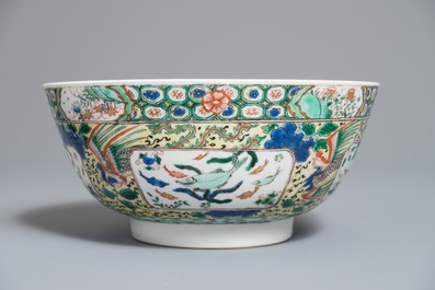 Un bol en porcelaine de Chine famille verte aux poissons, Kangxi