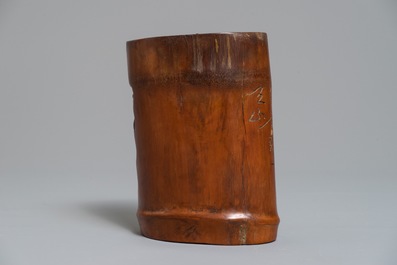 Un pot &agrave; pinceaux en bambou sculpt&eacute; avec inscription, Chine, 19&egrave;me