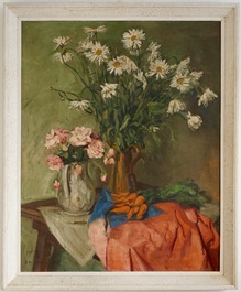 Sadji (Sha Qi, Sha Yinnian) (1914-2005), Nature morte aux fleurs et carottes, huile sur toile, dat&eacute; 1945