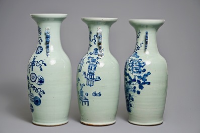 Trois vases en porcelaine de Chine bleu et blanc sur fond c&eacute;ladon, 19&egrave;me