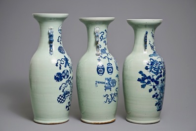 Drie Chinese vazen met blauwwit decor op celadon fondkleur, 19/20e eeuw