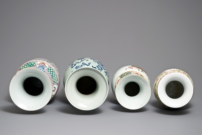 Quatre vases en porcelaine de Chine famille rose et bleu et blanc, 19/20&egrave;me