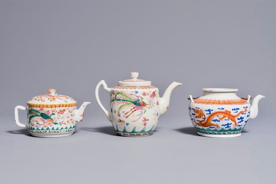 Trois th&eacute;i&egrave;res couvertes en porcelaine de Chine aux dragons, 19/20&egrave;me