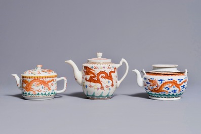 Trois th&eacute;i&egrave;res couvertes en porcelaine de Chine aux dragons, 19/20&egrave;me