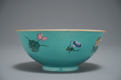 Een Chinese famille rose kom met floraal decor op turquoise fond, Qianlong merk, 19/20e eeuw