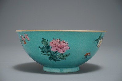 Un bol en porcelaine de Chine famille rose sur fond turquoise, marque de Qianlong, 19/20&egrave;me