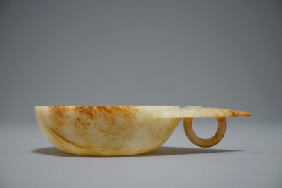 A Chinese russet jade bowl with triangular handle, 19/20th C.