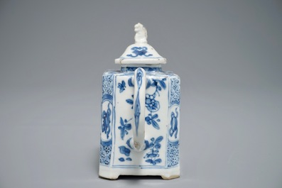 Une th&eacute;i&egrave;re de forme rectangulaire en porcelaine de Chine bleu et blanc, Kangxi