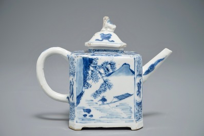 Een Chinese blauwwitte rechthoekige theepot met landschapsdecor, Kangxi