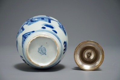 Une bo&icirc;te &agrave; th&eacute; en porcelaine de Chine bleu et blanc aux Longues dames monte&eacute; d'argent, Kangxi