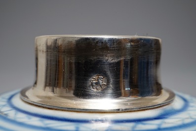 Een Chinese blauwwitte met zilver gemonteerde theebus met decor van Lange Lijzen, Kangxi