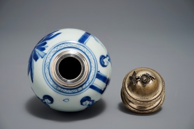 Een Chinese blauwwitte met zilver gemonteerde theebus met decor van Lange Lijzen, Kangxi