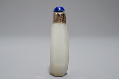 A Chinese silver-mounted jade snuff bottle, 19th C.