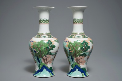 Une paire de vases aux guerriers en porcelaine de style famille verte, Samson, Paris, 19&egrave;me