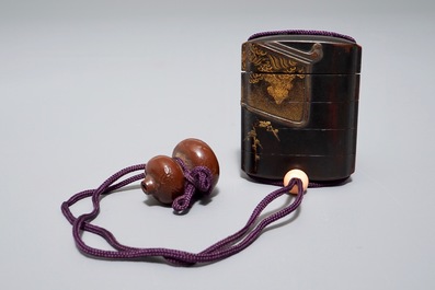 Trois inro en laque rouge et maki-e avec leurs ojime et netsuke, Japon, Meiji, 19/20&egrave;me